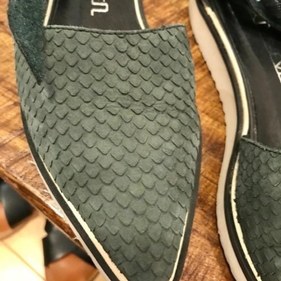 Green pointy flats - Picture 2 of 3